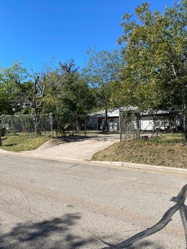 Building Photo - Remodel, large lot
