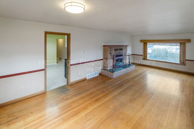 Building Photo - 2324 E South Crescent Ave