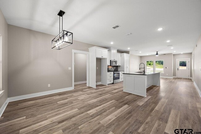 Building Photo - 437 Tara Lane