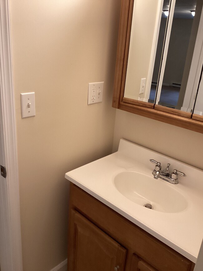 Building Photo - 633 Main St