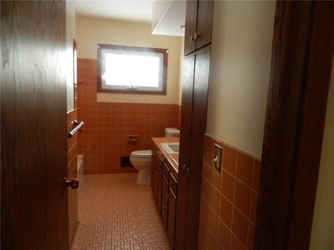 Building Photo - 209 Valley High Rd