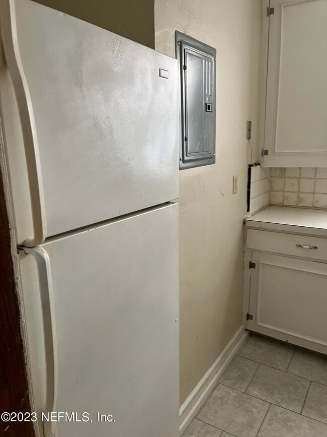 Building Photo - 825 Goodwin St