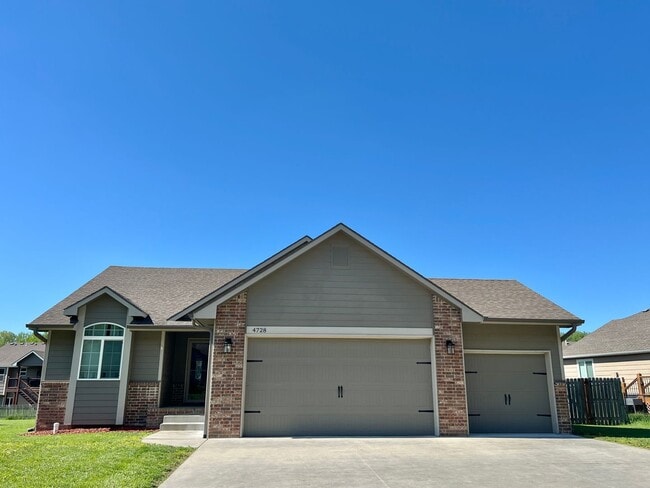 Primary Photo - Spacious 4 Bedroom Home in Scenic Meadows ...