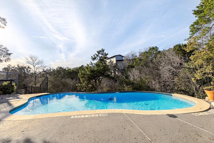 Building Photo - 805 The High Rd