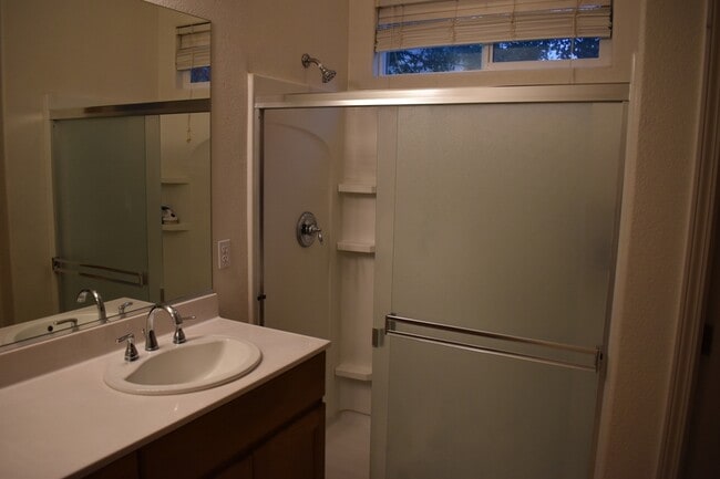 Building Photo - 570 Barclay Way