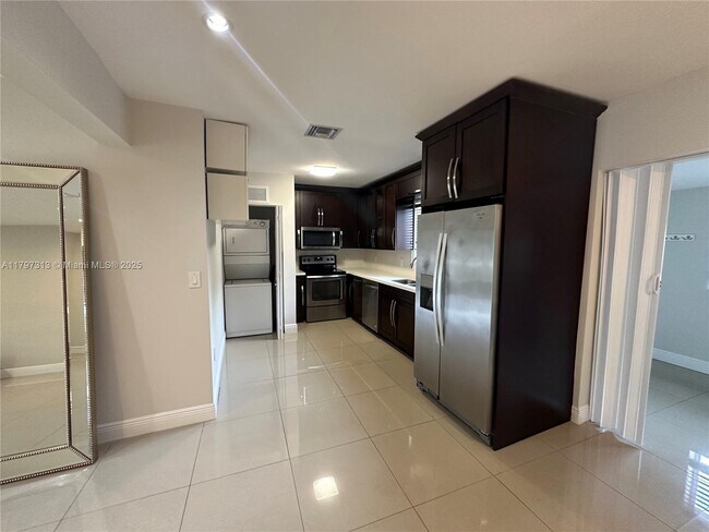 Building Photo - 2155 Biarritz Dr