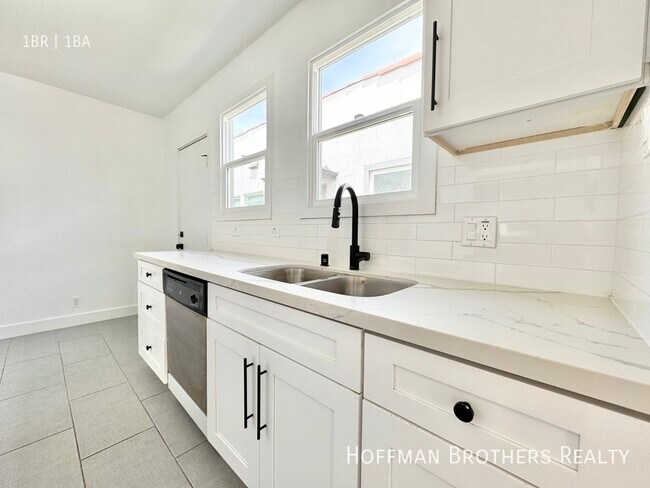 Building Photo - 328 N Kingsley Dr