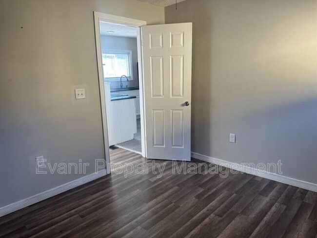 Building Photo - 955 Chelsea Ave