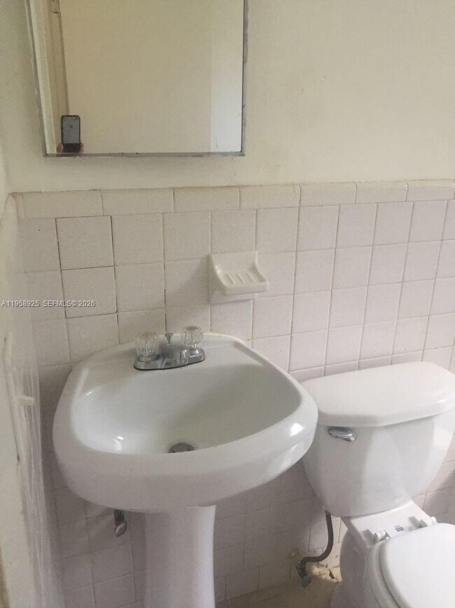 Building Photo - 726 21st St