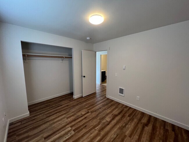 Building Photo - Newly Remodeled! Close to CWU 4 Rooms !!