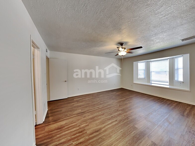 Building Photo - 5349 Yale Dr