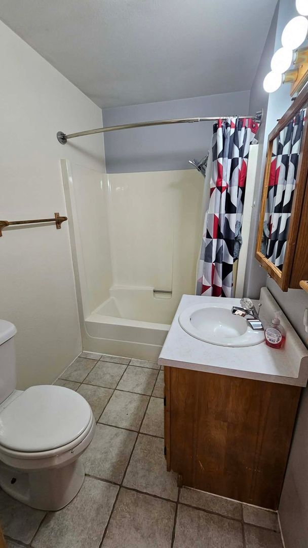 Building Photo - Large House with beautiful landscaping and mission mountain views