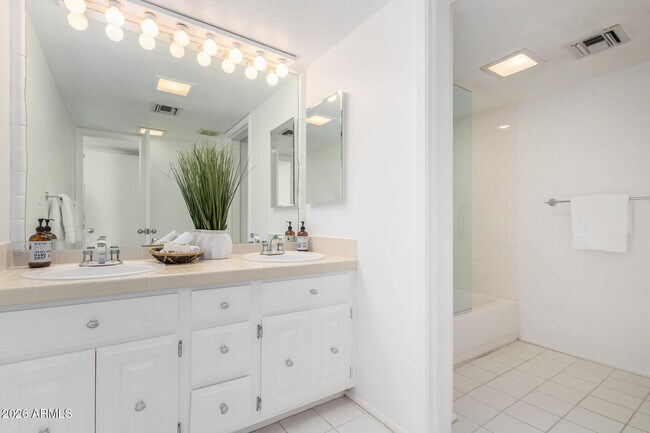 Building Photo - 4656 N 40th St