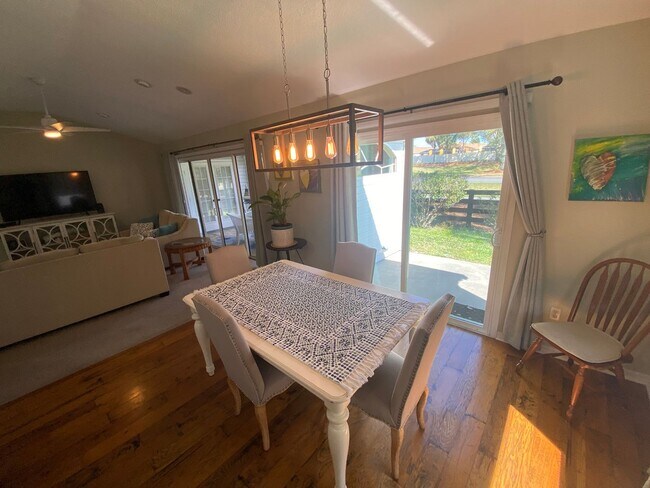 Building Photo - SEASONAL RENTAL in Glenview - 3 Beds, 2 Ba...