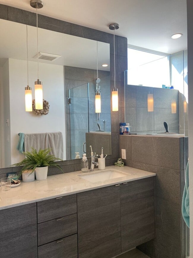 Building Photo - Ballard Townhome