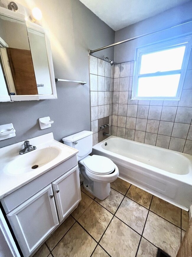 Building Photo - 4-5 Bedroom With 1 Bathroom