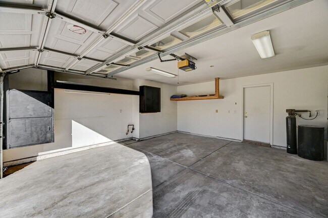 Building Photo - Tri-Level Home with Pool & Spa in Henderson, 89074