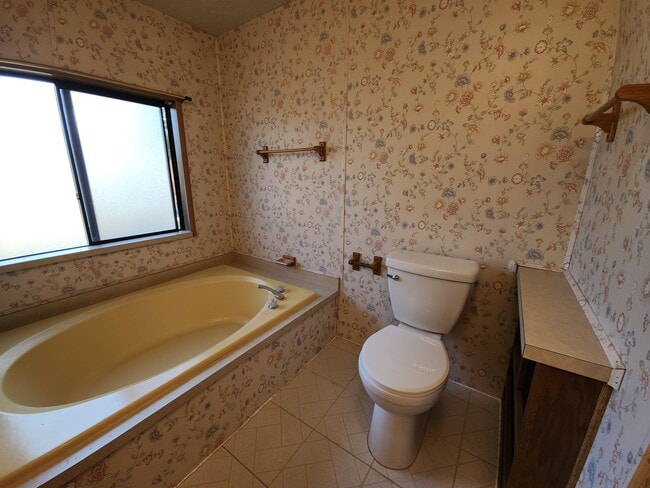 Building Photo - 8260 Sherwood Blvd