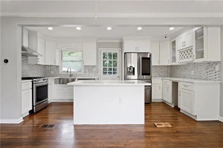 Building Photo - Room in House on Patricia Dr