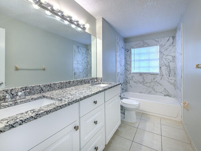 Building Photo - Very nice large 5 bedroom/3 bathroom home ...
