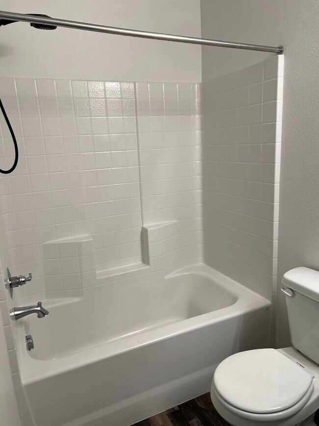 Building Photo - Welcome to this spacious 4 bedroom, 3 bathroom home located in Caldwell, ID.