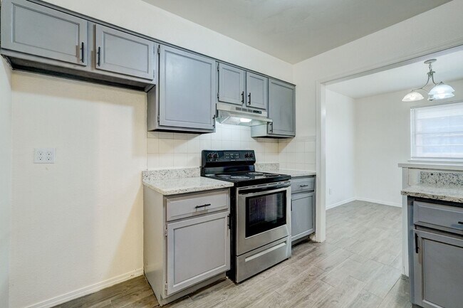 Building Photo - 3 bedroom 2.5 bath - NW Highway and Rockwell