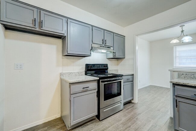 Building Photo - Coming Soon! - 3 bedroom 2.5 bath