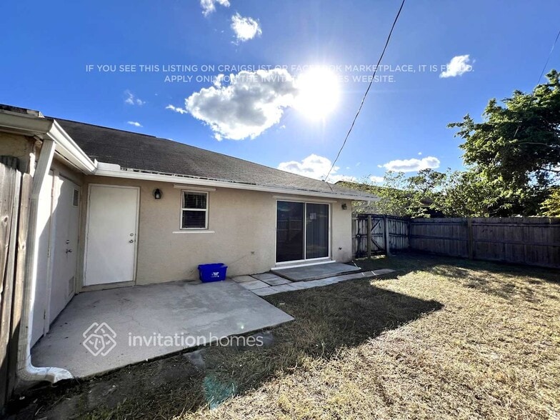 Building Photo - 6075 Roger St