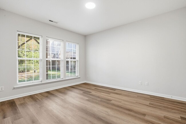 Building Photo - STUNNING TOWNHOME-AVAILABLE FOR IMMEDIATE ...