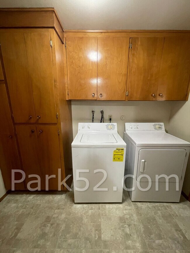 Building Photo - North Tacoma Duplex