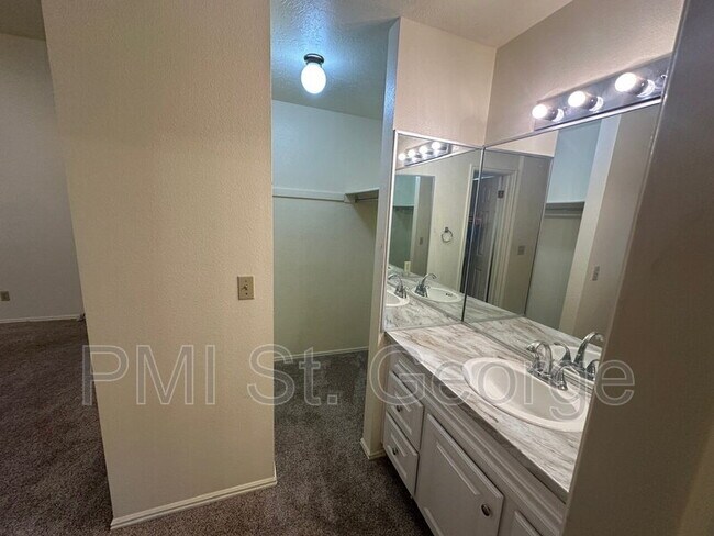 Building Photo - 3059 Bayberry Cir