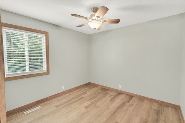 Building Photo - 3+ Bedroom Home in Quiet Neighborhood