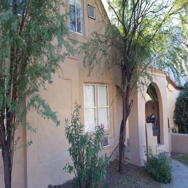 Building Photo - 916 E 6th St
