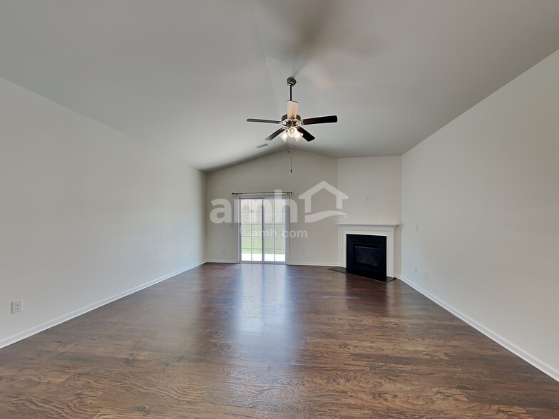 Building Photo - 553 Friar Park Ln