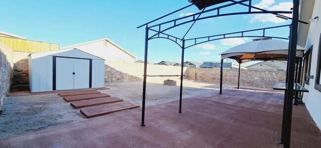 Building Photo - Stunning 4 bedroom, 2 bath home in East El Paso!