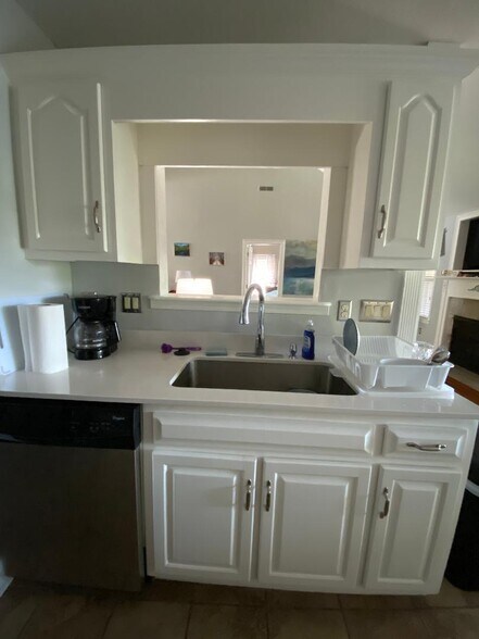 kitchen sink - 976 Fuller Glen Cir