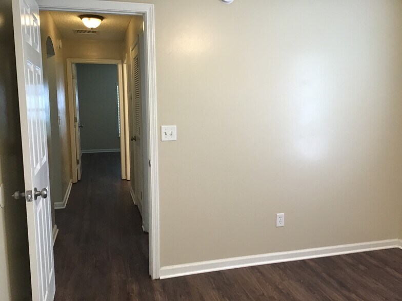 Building Photo - 2469 Royal Pointe Dr