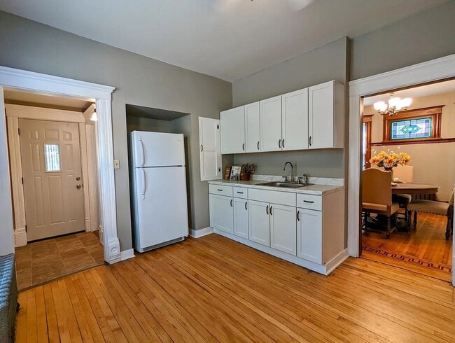 Building Photo - 2801 Harriet Ave