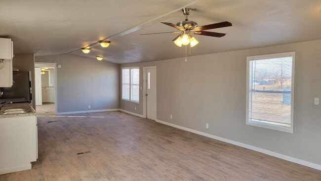 Building Photo - Totally Remodeled! 3/2