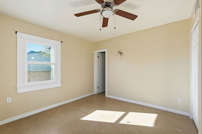 Building Photo - 3226 E Bermuda St