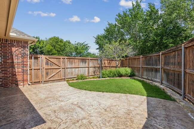 Building Photo - Elegant Living in Fountain Ridge – A Seren...