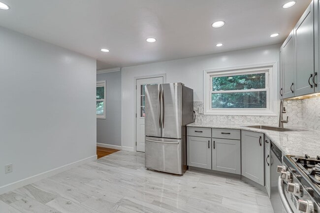 Building Photo - Charming 3+ BR single family home available now