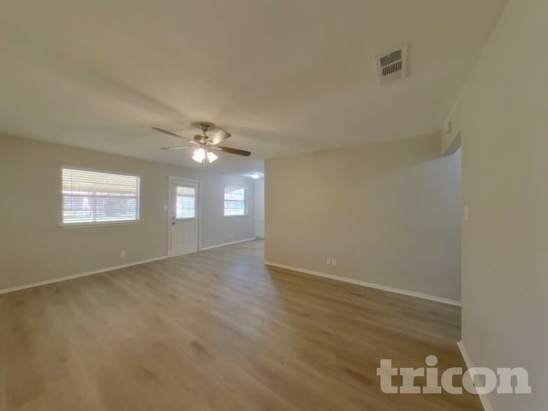 Building Photo - 729 Hallvale Dr