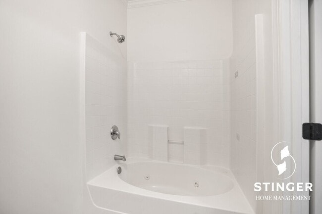 Building Photo - 828B Paris Ave-