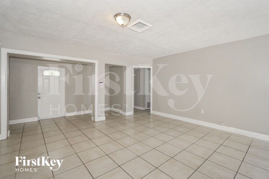 Building Photo - 7300 Ramona St