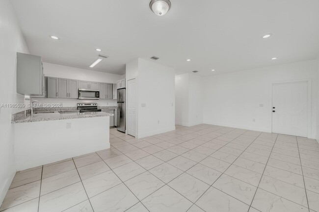 Building Photo - 14708 NE 7th Ave