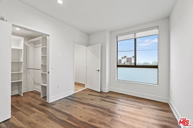 Building Photo - 129 S Kings Rd