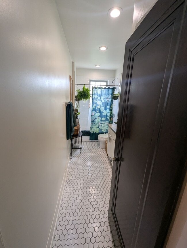 Building Photo - Newly Renovated 1 Bedroom in Rogers Park/L...