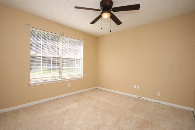 Building Photo - Move-in Ready Spacious & Pet-Friendly 3/2 ...
