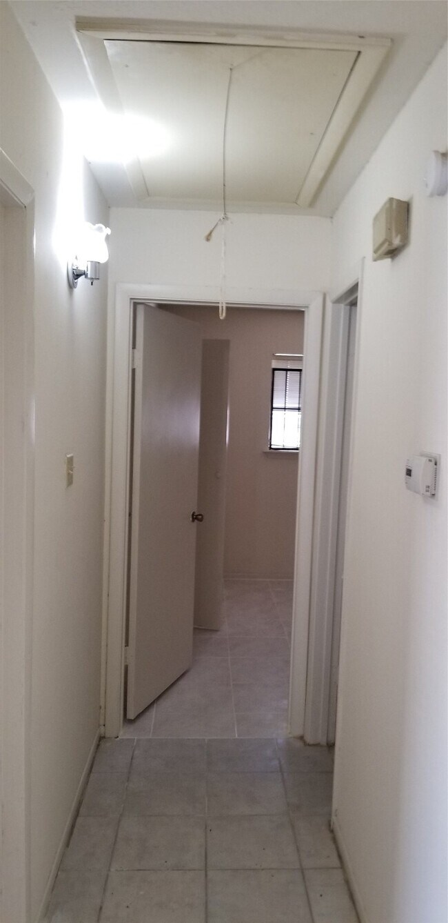 Building Photo - 10822 Lynbrook Dr